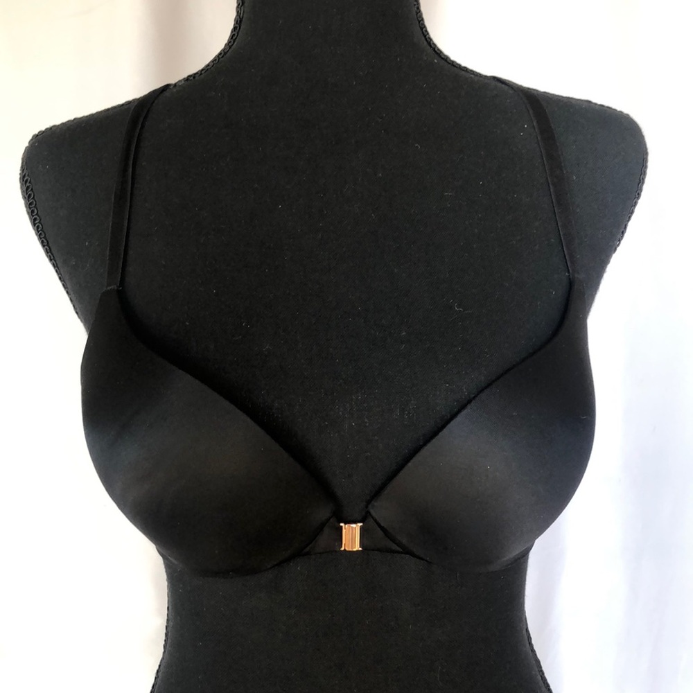 VICTORIA’S SECRET black So Obsessed padded bra with underwire. Size 32 C.